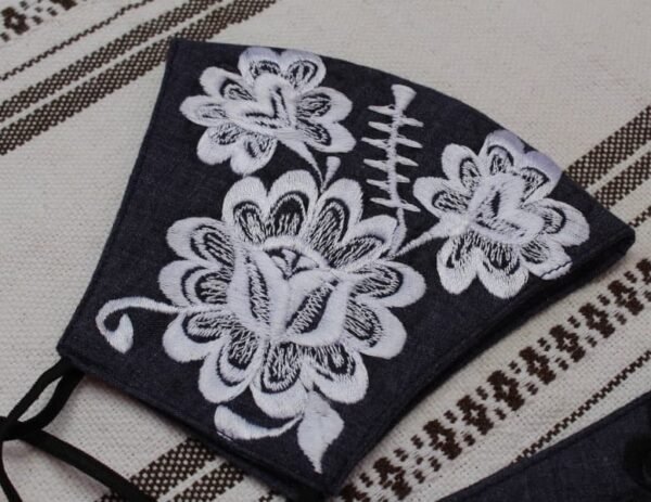 Cubrebocas tricapa de mezclilla con bordado artesanal