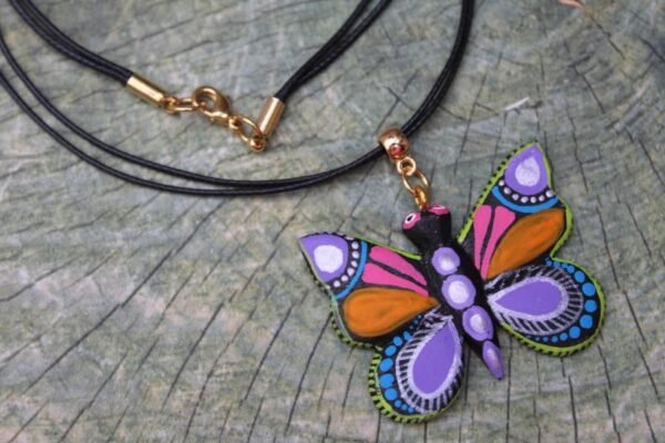 Collar artesanal con dije de mariposa pintado a mano